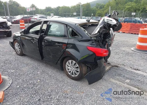 2015 Ford Focus S z USA, uszkodzony, nr VIN 1FADP3E22FL321527